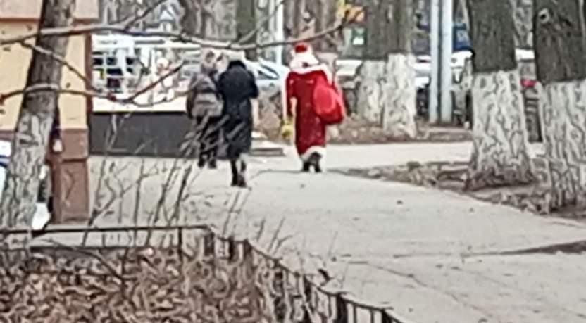 Саратовцев привел в восторг Дед Мороз в центре города Саратовцев привел в восторг Дед Мороз в центре города